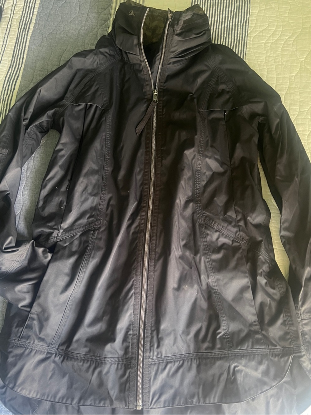 Lululemon fully waterproof rain jacket sz 4 with hidden hood